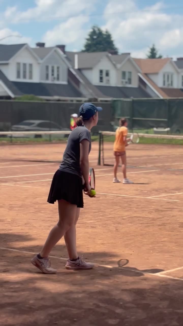 Junior players gathering between points on the Oakmont clay courts